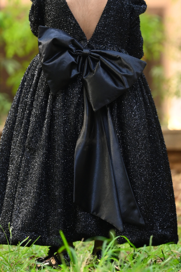 Simple black gown design discount